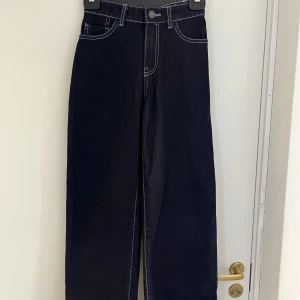 Jeans - Jeans från Vero Moda i en mörkblå tvätt och vita sömmar. Storleken är 24/30. Aldrig använda!⚡️