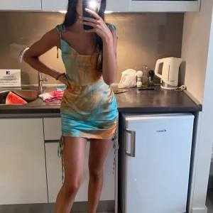 Klänning  - Klänning från FashionNova Aldrig använd etikett kvar storlek XS men passar även S