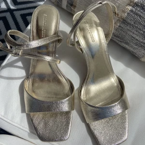 Guldiga klackskor - Använda en gång under balen, så fina men kommer inte mer till användning🫶🏼 strl 39