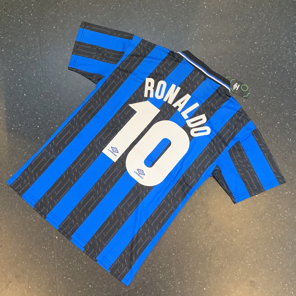 Säljer min riktigt snygga retro Inter Milan tröja med ”riktigta” Ronaldo på ryggen😍 1:1 kvalite, ser identisk ut som äkta. Sprillans ny med tags och allt kvar, svår att få itag på. Hör gärna av er om ni har funderingar eller vill ha fler bilder✅. T-shirts.