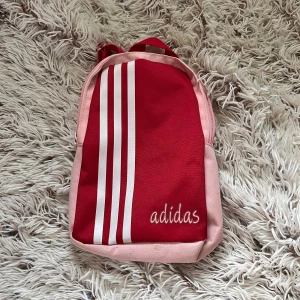 Väska från adidas  - Har några få fläckar 