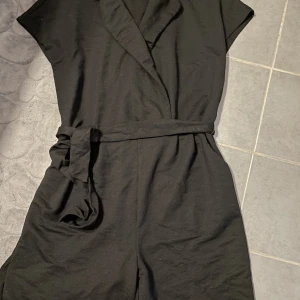 Kort byxdress, Stl M - Oanvänd kort byxdress från Vila . Stl M , fint skick