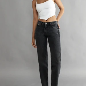 Low straight jeans Gina Tricot  - Lågmidjade Jeans i mörkgrå från Gina som är i perfekt skick. Dom är använda fåtal gånger! Storlek 40. Ny pris 499kr. Skriv för fler bilder! 