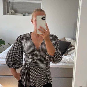 Ganni blus - Superfin ganni blus, använd max 3 gånger. Storlek 38 men passar en 36. Köparen står för frakt, hör av er vid fler frågor.  
