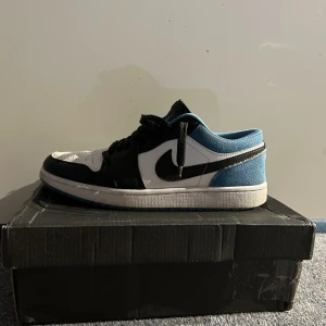 Air Jordan 1 Low Lazer Blue - Snygga Jordans 1 Low Lazer Blue, väldigt sköna och bra inför sommaren. Kartong medföljer även extra skosnören (Svarta och Blåa)