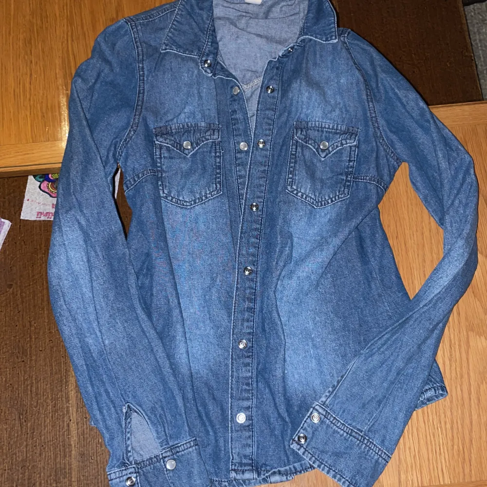 Jeans skjorta från ginatricot i storlek 36. Skjortor.