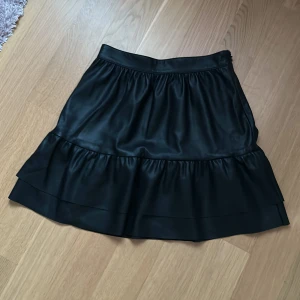 Skinn kjol - Jättefin skinnkjol från NAKD storlek 36. Aldrig använd då den va lite stor för mig. Nypris ca 500kr 