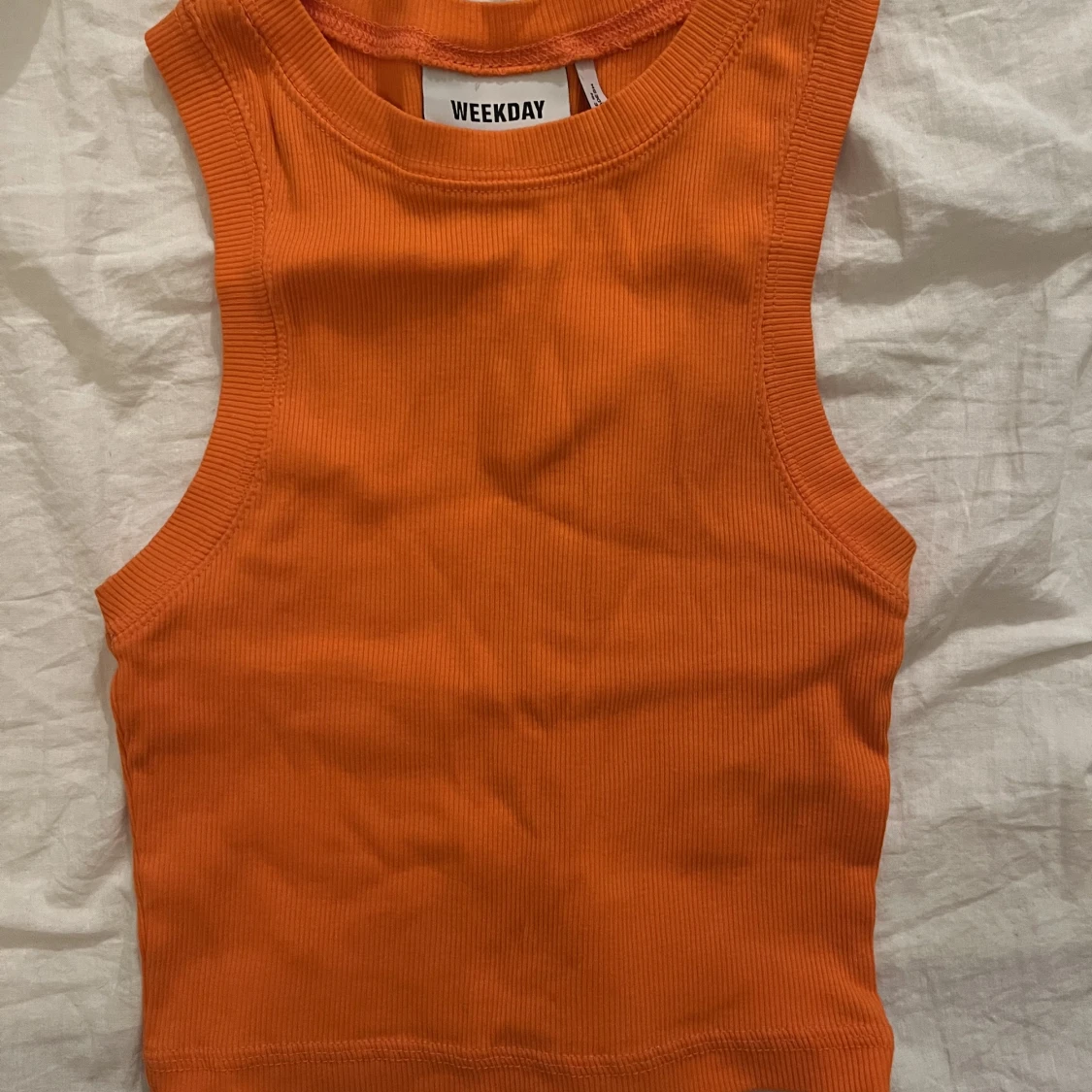 Oranget ribbat linne