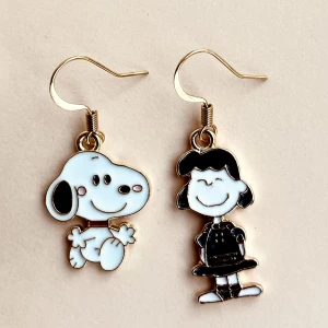 Snoopy örhängen 💙 - Nickelfria krokar och fri frakt 💙