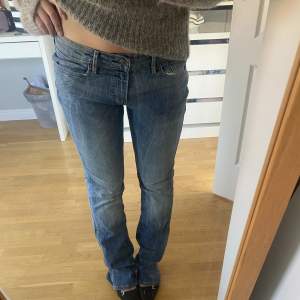 Sjukt snygga lågmidjade Levis jeans, älskar tvätten men de är för långa för mig 😫😫 (jag är 161) midja 42, innerben 82. I topp skick och nypris över 1000kr. 450kr + 69kr frakt alternativt tryck på köp nu!! ☺️