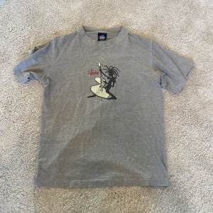 Vintage stussy tröja - Stussy t-shirt Storlek : S Skick : Bra, använd få gånger