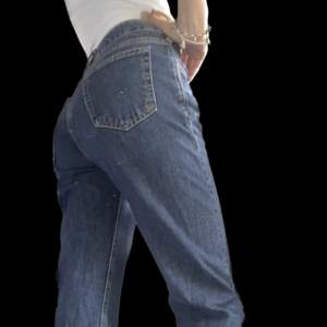 Snygga lågmidjade jeans från bikbok. Säljer då de inte längre kommer till användning.  Waist 25 length 30. Ser helt oanvända ut. Köpte för ca 600kr och säljer nu för 179. 🌸