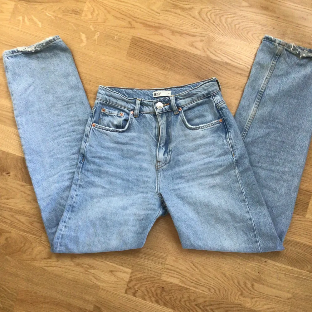 Säljer dessa gulliga jeans från Gina tricot då de inte kommer till användning längre. Köpte dem för 599 och säljer dem för 75 kr + frakt då dem är väldigt använda. . Jeans & Byxor.
