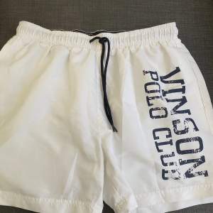 Vita vinson polo club shorts som är i storlek L och är i badbyxor tyg. Passar till allt möjligt som t.ex träning, badbyxor, vanliga shorts osv.  Knappt använda.  Står för tvätt innan leverans. 