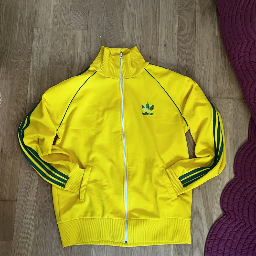 Cool adidas zip i gul å grön färg🌟 uppknuten på bilden, storlek M sitter oversize på mig som har S annars🌟. Hoodies.