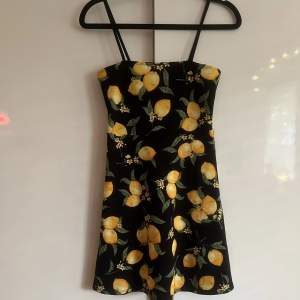 En supersöt klänning med citroner från H&M i strl XS!💓Mycket bra skick!🫶🏻