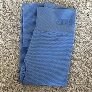 Stronger tights  - Blåa gymtights från stronger i skönt material. Endast använda en gång och därmed i nyskick. Säljer pga för stora för mig. 