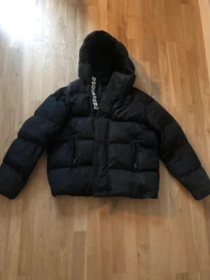 Dsquared2 Dunjacka - Jacka i fint skick från Dsquared2. Kvitto finns, köpt på NK. Nypris 4549.   Storlek 16y/170c