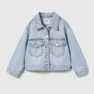 Jeans jacka - Säljer min helt nya jeans jacka ifrån zara, alla lappar sitter kvar. Säljer den eftersom jag köpte fel storlek.❤️