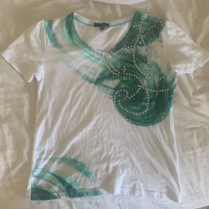 grön detaljerad tröja - Jag har aldrig använt denna tröjan eftersom jag inte känner att den passar mig, den är då i mycket bra skick. 