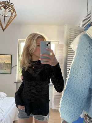 Tröja med små hål - Säljer denna tröja med små hål , den är i mycket bra skick och inte så använd.  Fint till sommaren och passar att till en massa, fint till fester eller påstranden exempelvis. Kontakta för fler bilder