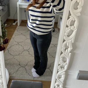 Acne jeans - Snygga low waist jeans från Acne! Super bra skick men säljer pga att de är för långa för mig som är ca 160❤️nypris: 2100