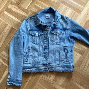 jeansjacka med slitna kanter - fint skick och så snygg men tyvärr lite liten för mig