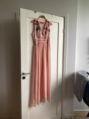 Balklänning - VACKER sommarklänning (bal, fest!!)!🌷 Ett litet slitage på framsidan vid bysten (fråga efter bild), annars TOPPSKICK!
