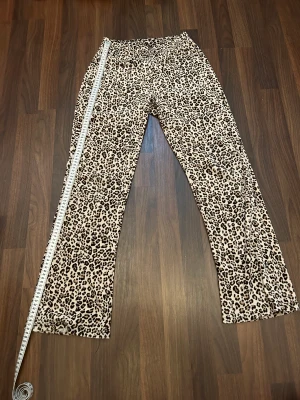 Mjukis byxor - Saknar tyvärr snöre, men inget större fel på! Har haft länge men inte använt ofta. 🫶🏻 Hör av dig för mer information. Pristet går självklart att diskutera! 🩷