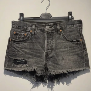 Levis shorts - Superfina shorts från Levis perfekt nu till sommaren. Det är waist 25