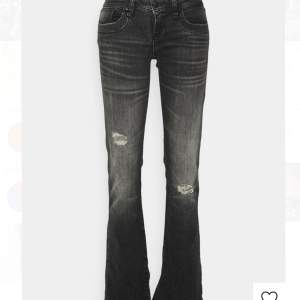 Coola jeans med slitningar, orginalpris 830kr. 