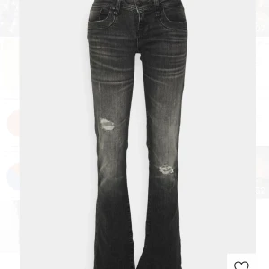 Ltb jeans gråa lågmidjade - Coola jeans med slitningar, orginalpris 830kr. 