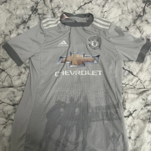 Manchester United tröja - Manchester United bortatröja köpt inne i deras arena. Helt oanvänd, storlek M! :)