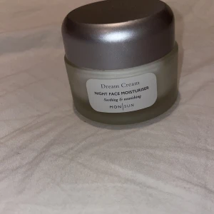 2 mon|sun krämer! - Två mon and sun krämer! Riktigt bra för torr och hud med finnar eller utan. Dag och natt kräm som funkar väldigt bra för huden. Jag fick den i födelsedagspresent men har redan två så säljer    (Använt en gång men tagit bort första lagret) Väldigt billigt!