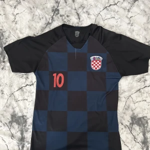 Kroatien bortatröja - Säljer kroatiens bortatröja, med Luka Modrić på ryggen!