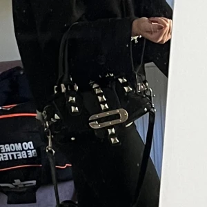 Väska - Intressekoll på min fina guess väska med nitar, rymlig, den har tecken på användning , är asså ej i nyskick men absolut bra skick!
