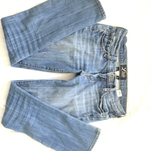 2000s jeans💗 - Säljer dessa sjukt snygga low waist jeansen! Innerbenslängd 75cm midja 76cm. Säljer För att dem tyvär har blivit för små för mig, jag är 170cm så skulle säga att dem passar någon runt 160-165cm Köpta secondhand men inga defekter.💗