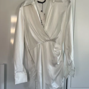 Zara klänning - Säljer denna nya vita klänning från zara då den var för stor. Prislappen sitter kvar. 350kr