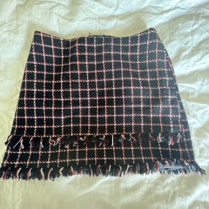 Kjol - En söt kjol som är blå, röd och vit. Knappt använd💗