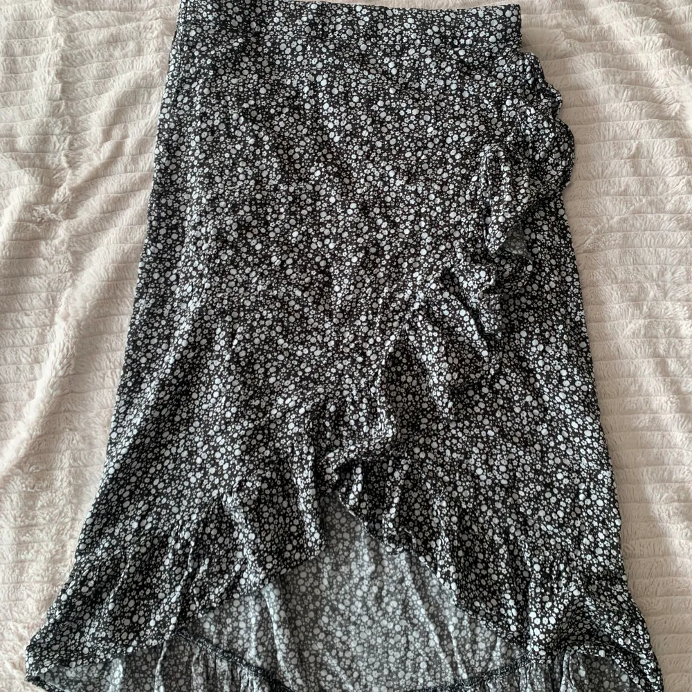 En jättefin lång kjol från Kappahl köpt för två år sen! Dm för o se den på! Kan sänka pris. Kjolar.