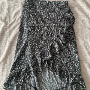 En jättefin lång kjol från Kappahl köpt för två år sen! Dm för o se den på! Kan sänka pris