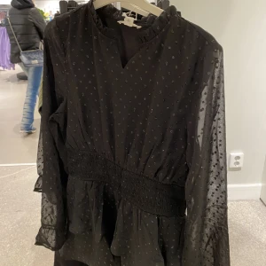 Klänning - Söt klänning ifrån Gina Young i strl 158 men är som xs/xxs, använd två ggr🙌 pris kan såklart diskuteras❣️