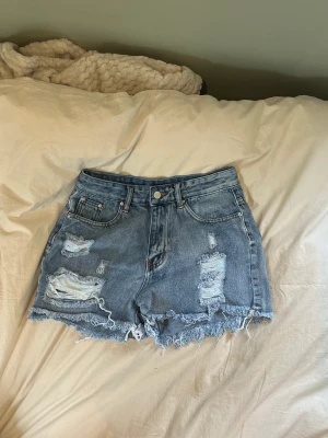 Shorts - Jeans shorts från shein, superfina men beställde en för stor storlek. Perfekta nu inför sommaren, storlek medium. Nypris - 179kr. Mitt pris - 99kr + frakt.