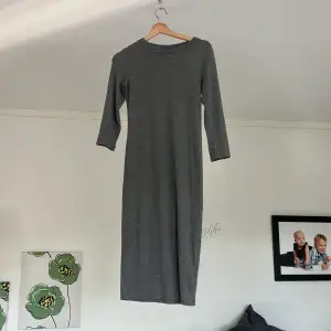 En jätteskön och superfin grå stickad klänning från Gina tricot använd ca 2 ggr storlek xs , KÖPARE STÅR FÖR FRAKT☺️