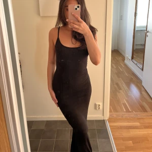 Maxi dress - Säljer min långa klänning då jag råkade beställa liten storlek, prislappar och allt finns kvar oanvänd!🫶🏼kan mötas upp i Sthlm, pris går att diskutera!