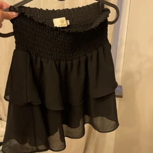 Volang kjol  - Jätte söt kjol från Chelsea som är perfekt till sommaren och den passar till allt! 🫶frakt ingår inte! Nypris 400 kr