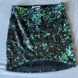 Kort kjol med paljetter från Gina. Stretchigt material