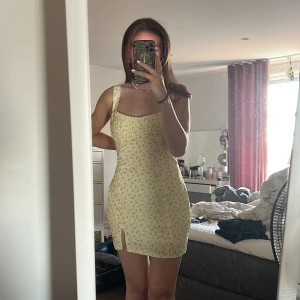 Princess Polly Klänning - Säljer denna fina sommarklänning från princess polly då den har blivit för stor för mig. De två sista bilderna är tagna från deras hemsida☺️ Köpt för 580kr plus tullavgift. Jag säljer för 200kr + frakt🥰