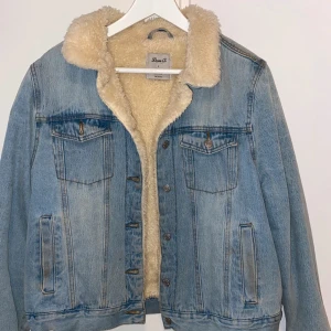 Jeansjacka med foder  - Använd ett par gånger 