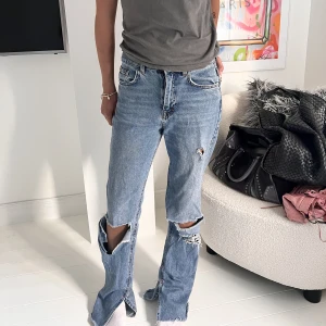 Slitna jeans  - Supernajs jeans med slitningar!!!